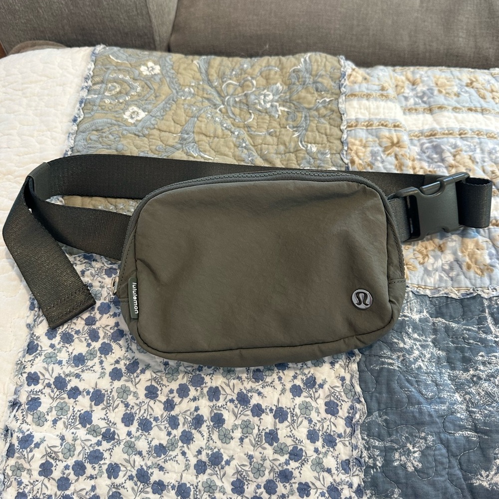 Lululemon ~ Everywhere Belt Bag Sage Grey 1L